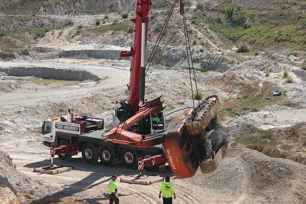 130t Mobile Crane recovery of Excavator